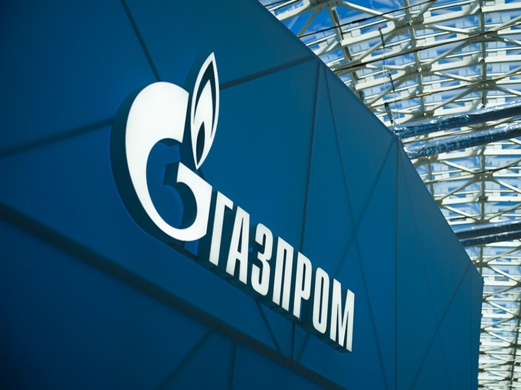 Gazprom outdoor logo - Совет директоров Газпрома принял к сведению информацию о перспективах развития отрасли СПГ