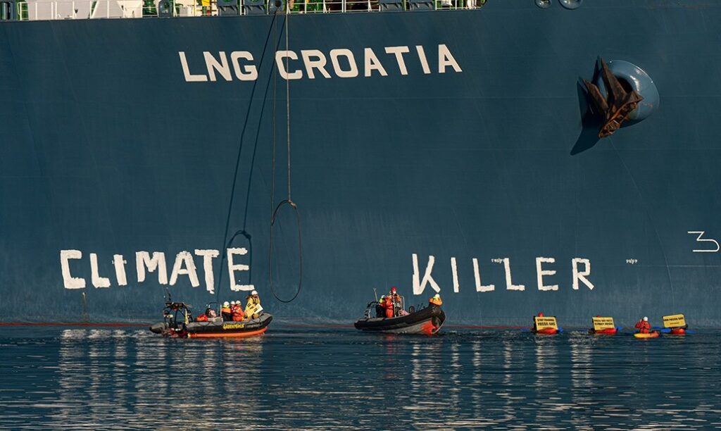 2021 10 19 Greenpeace Croatia LNG - СПГ вандализм в Хорватии - на FSRU LNG Croatia...