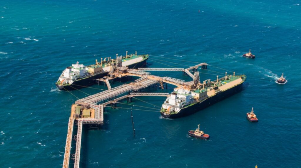 Gorgon LNG jetty n 2carriers - Chevron остановит на техническое обслуживание вторую линию завода СПГ Gorgon LNG