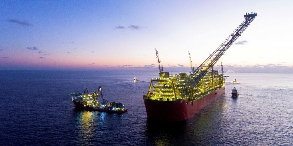 Prelude towage sunset2 - Shell начинает освоение месторождения Crux для обеспечения газом Prelude FLNG