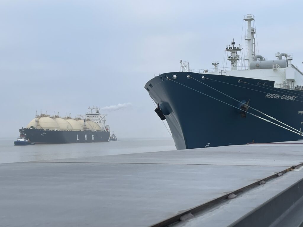 Ish LNG Carrier n FSRU Hoegh Gannet - ADNOC доставила первую партию ближневосточного СПГ в Германию на терминал Elbehafen LNG в Брунсбюттеле