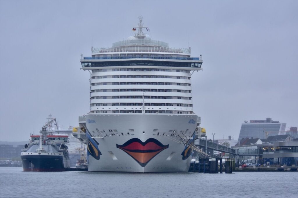 Titan Carnival LNG bunkering Kiel 2023 Titan - Titan, Carnival совершили первую бункеровку СПГ в Киле