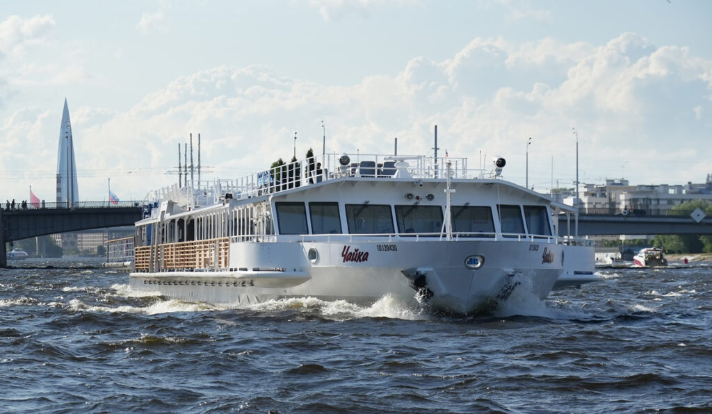 Chaika LNG SPb lahta tower - В Петербурге начинаются регулярные рейсы судна на СПГ "Чайка"