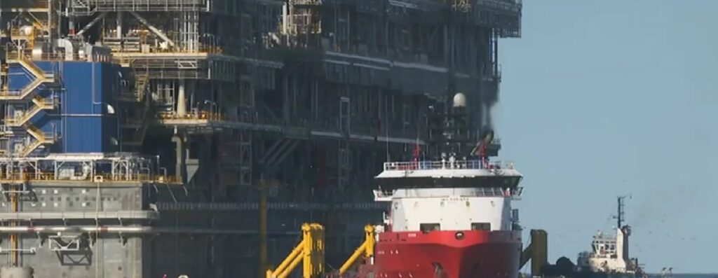 2023 08 12 Arctic LNG 2 GBS 1 arrive R24 - Первая технологическая линия Арктик СПГ 2 доставлена на терминал Утренний