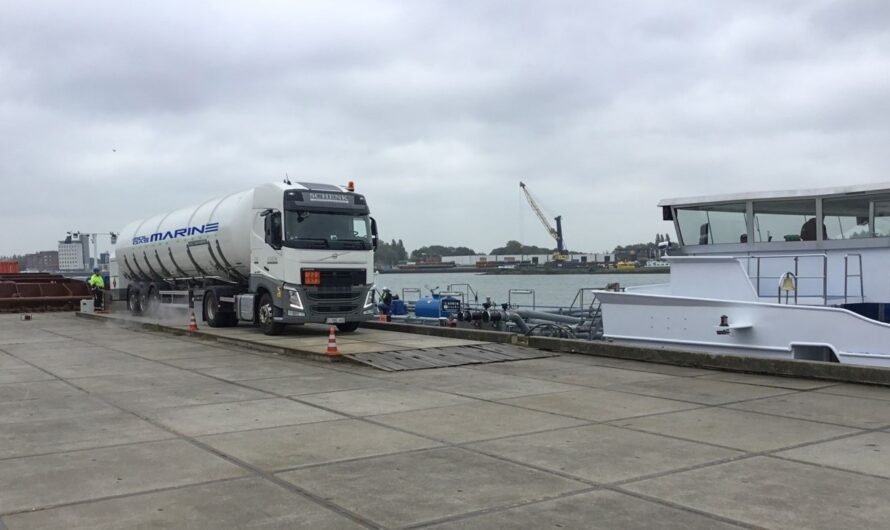 Molgas провел бункеровку СПГ с тягача на судно в порту Роттердама