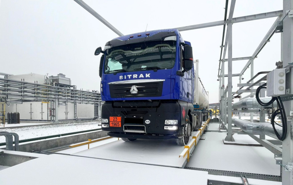 Avrora LNG truck loading - Аврора СПГ в ТОР "Надеждинская"