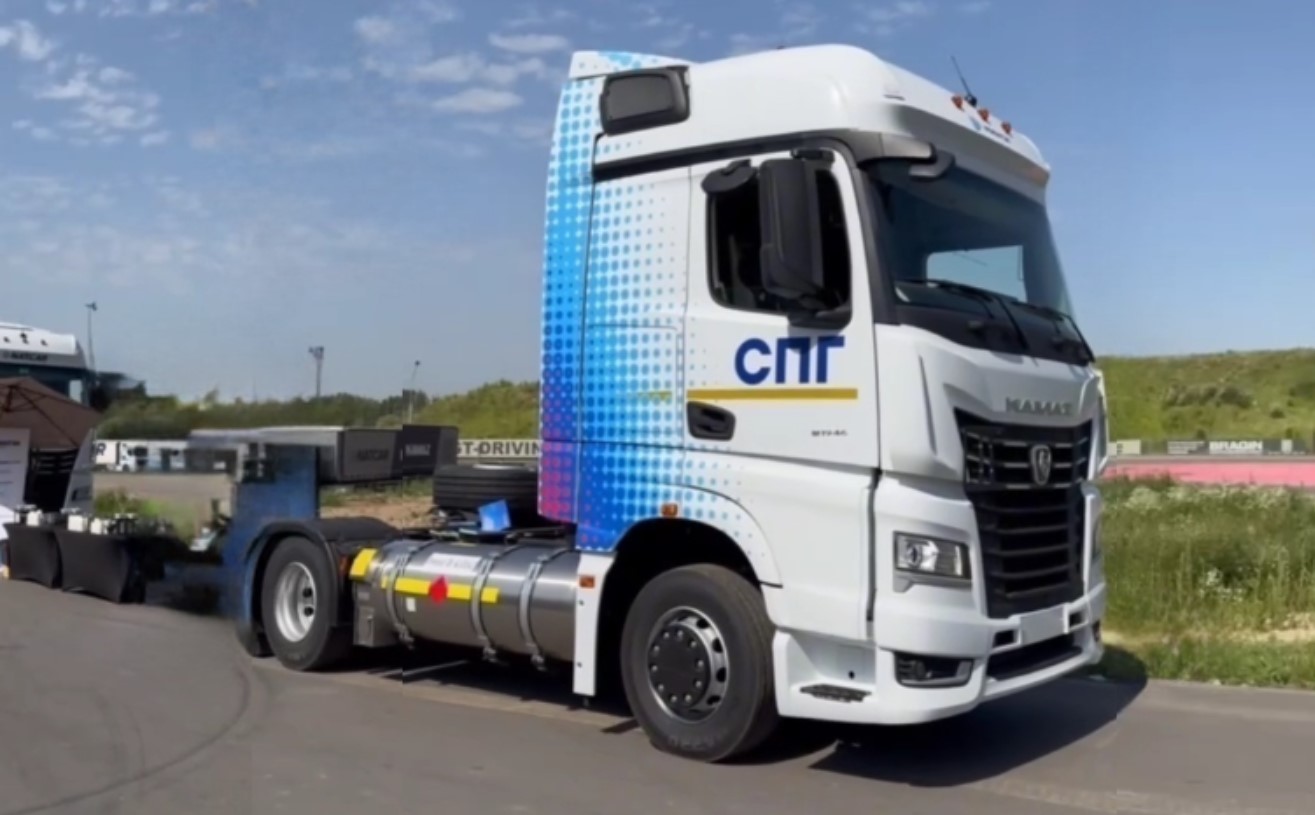 KAMAZ 54901 2025 07 VKV - КАМАЗ-54901 на СПГ был представлен на выставке в рамках NATCAR PROFI 2025