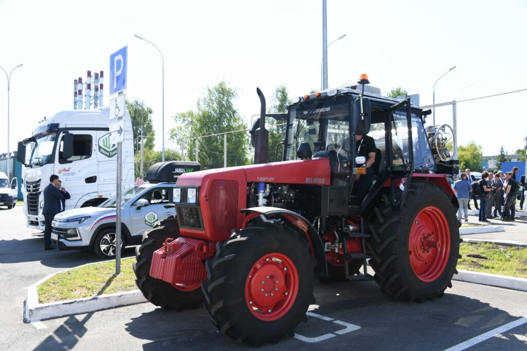 MTZ 1221GT 2025 08 Raritek - Трактор МТЗ 1221 GT на СПГ показал 5-кратную экономию относительно ДТ