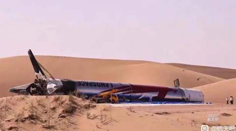 Завалившаяся набок первая ступень ракеты Zhuque-3 Y2 на месте посадки, рядом кран для эвакуации