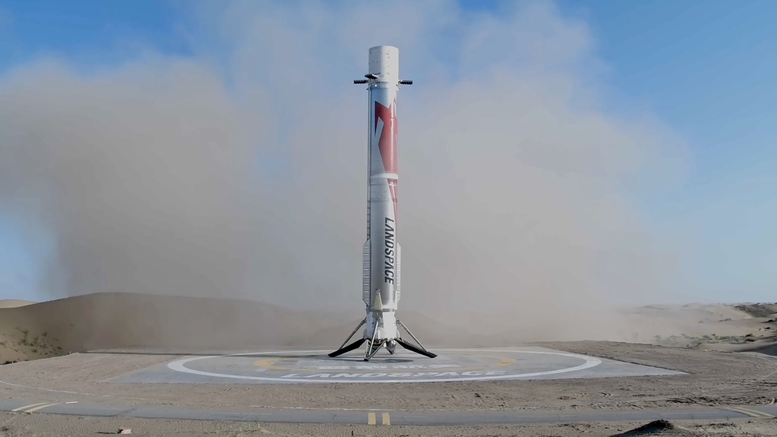 Первая ступень Zhuque-3 стоит на опорах сразу после посадки